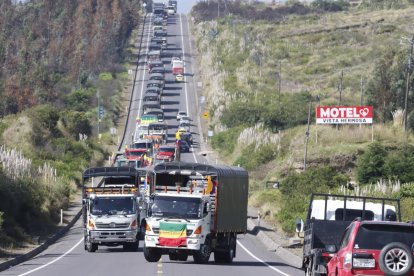 Transportistas pesados de Carchi participan en una movilización pacífica rumbo a Tulcán, en rechazo al incremento de aranceles a productos colombianos