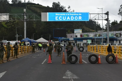 Fotografía de archivo de militares ecuatorianos vigilan la frontera terrestre de Ecuador con Colombia