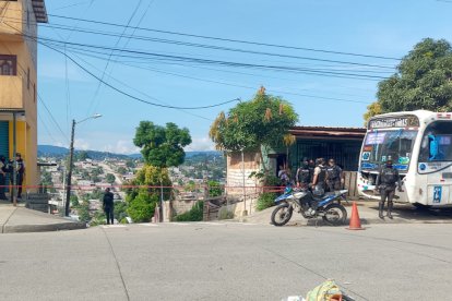 Policía levantó indicios balísticos en el lugar del crimen.