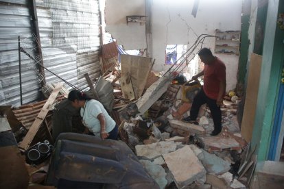 La familia afectada perdió gran parte de sus pertenencias tras el impacto.