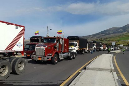 Camiones permanecen detenidos en la frontera norte mientras transportistas del Carchi denuncian una caída del 90 % en su trabajo tras el arancel del 50 % a Colombia