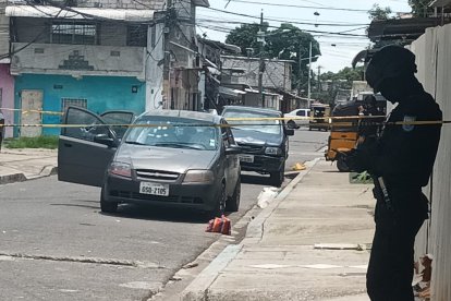 La víctima se movilizaba a bordo de este vehículo. La Policía acordonó la escena del crimen.