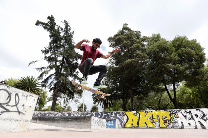 Vuelo urbano. Un instante suspendido en el aire donde la gravedad parece detenerse. El skater, concentrado y coordinado, ejecuta un truco que combina técnica, equilibrio y valentía sobre su tabla.