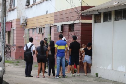 Vecinos observaron el procedimiento policial desde las aceras y ventanas del sector.