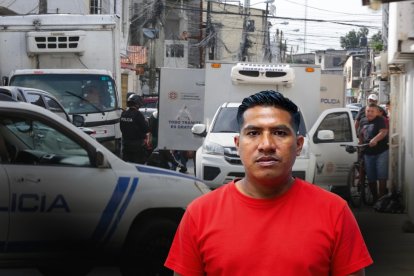 El cuerpo de Víctor Alfonso Villamar Basantes fue retirado del camión y llevado en el vehículo de Medicina Legal.