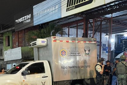 El crimen se registró la noche de este lunes 2 de marzo en la populosa y transitada vía Interbarrial de Manta.