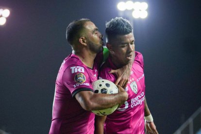 Aron Rodríguez (d) marcó un doblete en el estadio Jocay de Manta.