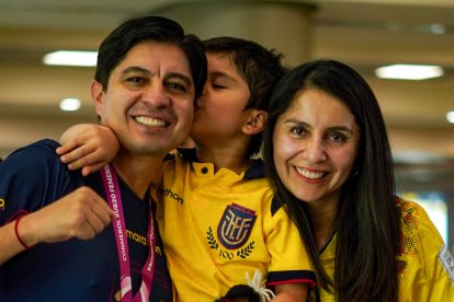 El entrenador Eduardo Moscoso (i) recibió el cariño de su hijo y de su esposa al llegar a Quito.