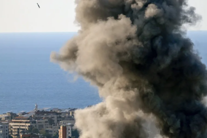 Vista de un proyectil que cae sobre Beirut (Líbano) y causa una columna de humo, este 2 de marzo de 2026