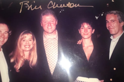 Fotografía sin fecha específica, publicada por los demócratas del Comité de Supervisión de la Cámara Baja (Oversight Dems), donde aparece Jeffrey Epstein (d), Ghislaine Maxwell (2d) y el expresidente Bill Clinton (c).