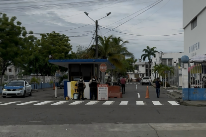 En los exteriores del Comando de Policía de Machala hubo movimiento por el traslado de los aprehendidos hasta Guayaquil.