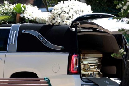 El ataúd bañado en oro de “El Mencho” es trasladado bajo un enorme operativo militar hacia su lugar de descanso en Zapopan, Jalisco