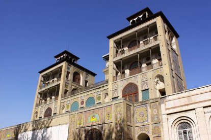 Los escombros y ventanas rotas dentro del Palacio de Golestan en Teherán después de los ataques aéreos, uno de los sitios culturales más valiosos de Irán y declarado Patrimonio de la Humanidad