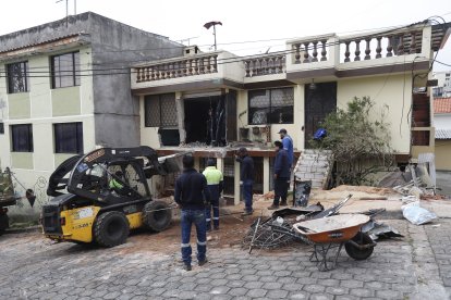 Personal municipal retira los escombros que dejó el impacto del camión contra la casa.