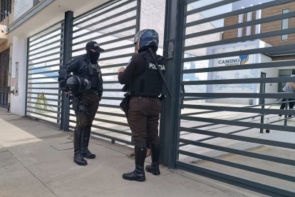Agentes de la Policía llegaron al salón funerario donde se cometió el ataque.