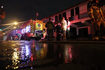 Unidades del Cuerpo de Bomberos trabajaron para controlar las llamas en el tecnicentro.