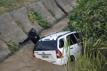 El vehículo donde se movilizaban los secuestradores y el comerciante cayó a un canal de agua