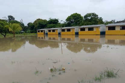Aulas de una escuela de la parroquia Lagarto, permanecen anegadas tras las intensas lluvias de la temporada invernal 2026, dejando a familias y estudiantes en situación vulnerable.
