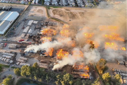 Columna de humo se eleva desde la planta de CMPC en Puente Alto tras el incendio que activó la alerta SAE