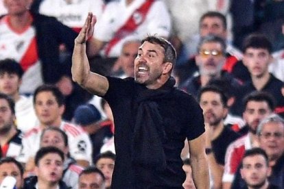 Eduardo Coudet llega del Alavés de España, equipo el que rompió contrato para llegar a Argentina