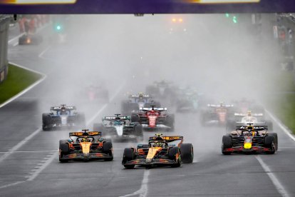 Lando Norris escoltado por los pilotos en uno de los Grandes Premios del 2025.