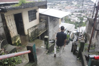 Los cuerpos fueron hallados en la parte alta del cerro, separados por unos 300 metros, en Mapasingue Este.