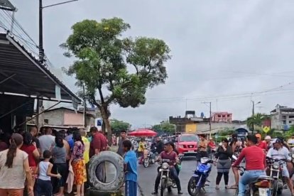 Vecinos salieron tras escuchar los disparos.