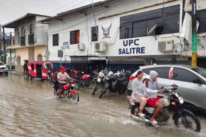 Más de diez calles permanecieron con agua acumulada por varias horas.