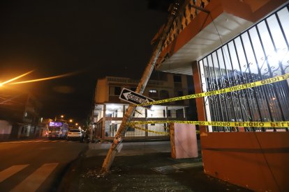 En la noche del miércoles 4 aún estaba el poste sobre la vivienda.