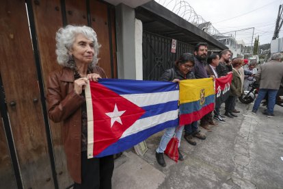 Un grupo de ciudadanos protestó frente a la embajada de Cuba en Quito tras la expulsión de diplomáticos.