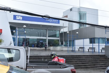 Cuando una deuda tributaria no se paga, el SRI está facultado para retener cuentas bancarias y embargar bienes hasta recuperar el dinero adeudado al Estado.