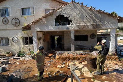 Un misil impactó contra una casa, causando un herido leve y un boquete en la parte superior de la vivienda, localizada en una zona rural del norte de Israel.