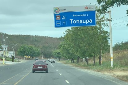 El ingreso a Tonsupa, balneario turístico de Atacames, contrasta con la violencia registrada en el barrio Los Albergues, donde un ataque armado dejó un muerto y una mujer herida.