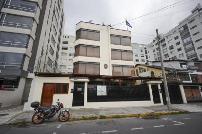 La embajada amaneció sin presencia policial ni de manifestantes.