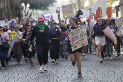 Mujeres portan los colores verde y morado en las protestas por sus derechos.