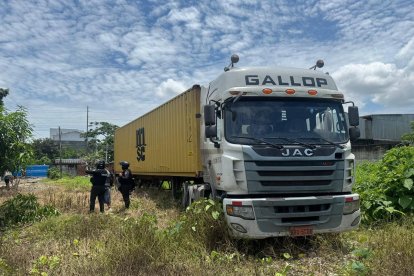 El vehículo pesado fue hallado a un costado de la vía a la Costa.