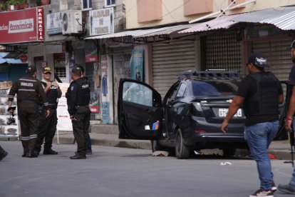 El hombre asesinado en el paradero de bus fue cubierto con un plástico negro.