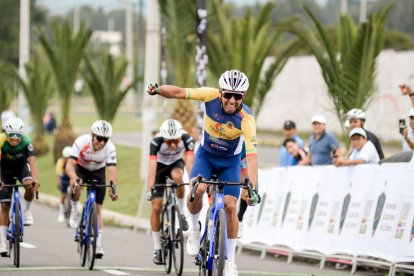 El experimentado pedalista Pablo Caicedo y su celebración al cruzar la meta del Campeonato Nacional Interclube