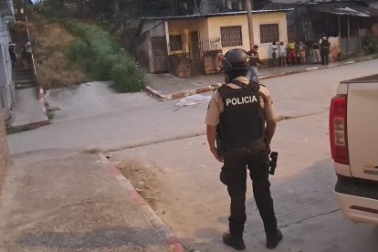 Agentes de la Policía Nacional resguardan la escena del crimen en el barrio Santas Vainas, donde un joven de 24 años fue asesinado a tiros cerca de una unidad educativa.