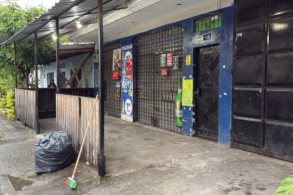 Las víctimas se encontraban conversando fuera de este negocio cuando fueron atacadas.