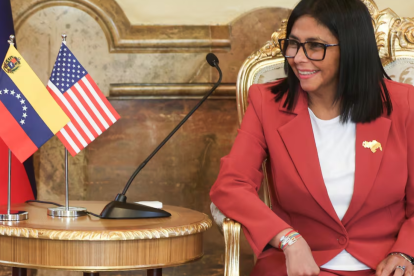 La presidenta encargada de Venezuela, Delcy Rodríguez, asiste a una reunión con el secretario de Interior de Estados Unidos, Doug Burgum