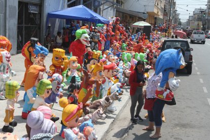 La calle concentra una gran actividad comercial en diciembre, por la venta de monigotes.