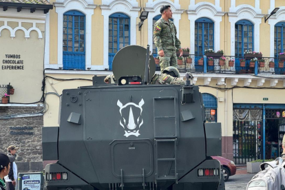 Presencia de las Fuerzas Armadas, enviadas por el Gobierno, en la Plaza de San Francisco de Quito
