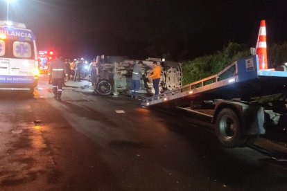Equipos de emergencia atendieron a varios militares heridos luego de un accidente de tránsito.