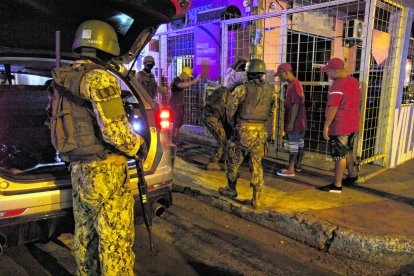 Los militares y policías harán controles rigurosos en las cuatro provincias donde regirá el toque de queda.