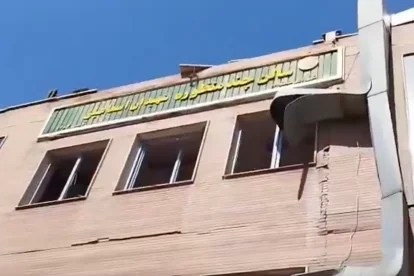 El complejo deportivo Mártires Ismaili en Teherán sufrió graves daños tras un bombardeo reportado el 5 de marzo