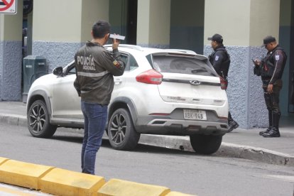 Agentes de la Policía Nacional y Dinased realizan pericias en la escena del asesinato del taxista informal.