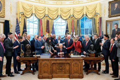Pastores de distintos estados rodearon a Donald Trump en la Oficina Oval para realizar una oración por el país