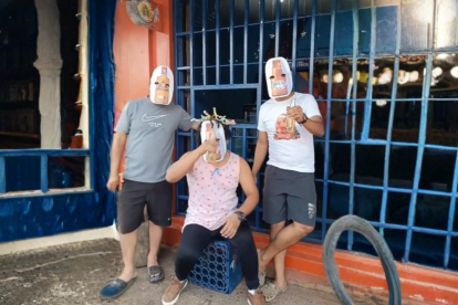 Jóvenes con máscaras de botellas se hicieron virales al decir que se identifican como “cervecerians”