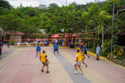 En el lugar hay una cancha de vóley para que los visitantes también puedan practicar este deporte